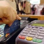 Ya ni se puede pagar el mínimo: el peso de las tarjetas agobia a las familias y se frena el consumo