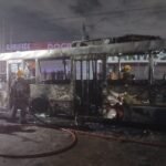 Solano: Colectivo de la línea 247 devorado por el fuego quedó totalmente destruido