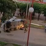 VIDEO: Vuelco en Solano: un vehículo quedó dado vuelta tras perder el control