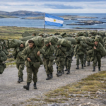 Impactante video: los primeros instantes en que nuestros soldados recuperaban el territorio en Malvinas
