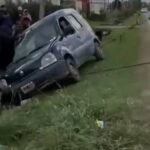 Un gato alterado provocó un accidente y una Kangoo terminó dentro de una zanja en Varela