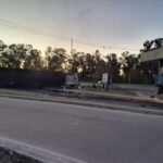 Berisso: Volcó un camión en la rotonda René Favaloro y derramó carbón sobre la avenida