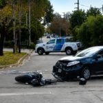 Accidente entre un auto y una moto en Quilmes Oeste: tránsito cortado y espera de peritos