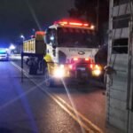 Operativo de rescate en Quilmes Oeste tras la caída de un camión jaula con vacas al arroyo