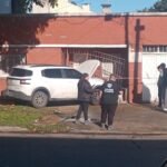 Un choque en Quilmes Oeste terminó con un auto sobre el frente de una casa
