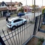 Otra vez la banda de los rompevidrios: quedaron filmados mientras destrozaban un auto en Bernal