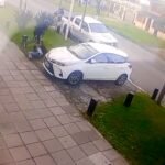 Motochorros arrastraron a una mujer para robarle frente a su casa en Quilmes Oeste