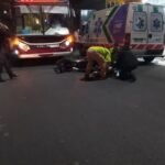 Choque entre un colectivo y una moto en Bernal: intervino el SAME