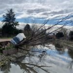 Bernal Oeste: un camión de fletes quedó al borde de caer al arroyo Las Piedras