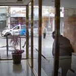 Quilmes Centro: robó una baranda de bronce y un patrullero pasó, miró y se fue mientras el delincuente seguía robando