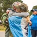 44 años después, un héroe veterano, regresó a Malvinas con la bandera argentina