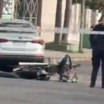 Tremendo choque entre una moto y un automóvil de alquiler en Quilmes