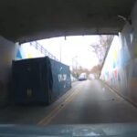 Video: Quilmes: camión superó la altura y el contenedor cayó en el bajo vías de Ámoedo