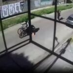 Dos motochorros robaron a una mujer y escaparon con su bicicleta: 9 minutos antes había pasado un patrullero