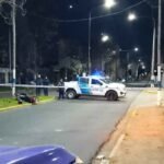 Quilmes Oeste: una motociclista sufrió graves heridas y el vehículo que la chocó escapó