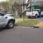 Fuerte choque en Quilmes Oeste: un vehículo terminó contra una vivienda