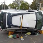Quilmes Oeste: volcó un auto y la conductora fue rescatada por bomberos