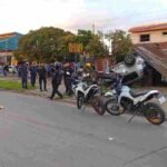 Violento accidente: volcaron el vehículo en plena huida y escaparon en Solano